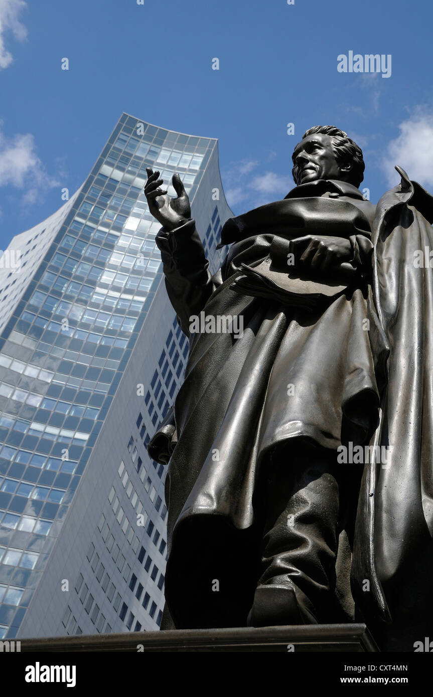 Statua di Albrecht Thaer, fondatore di Scienze agricole ed alto edificio, Lipsia, Sassonia, Germania, Europa Foto Stock