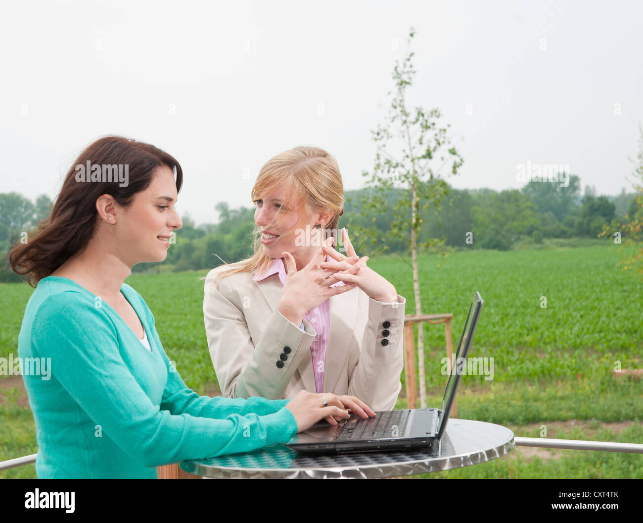 Due giovani donne a discutere di qualcosa su un computer portatile Foto Stock