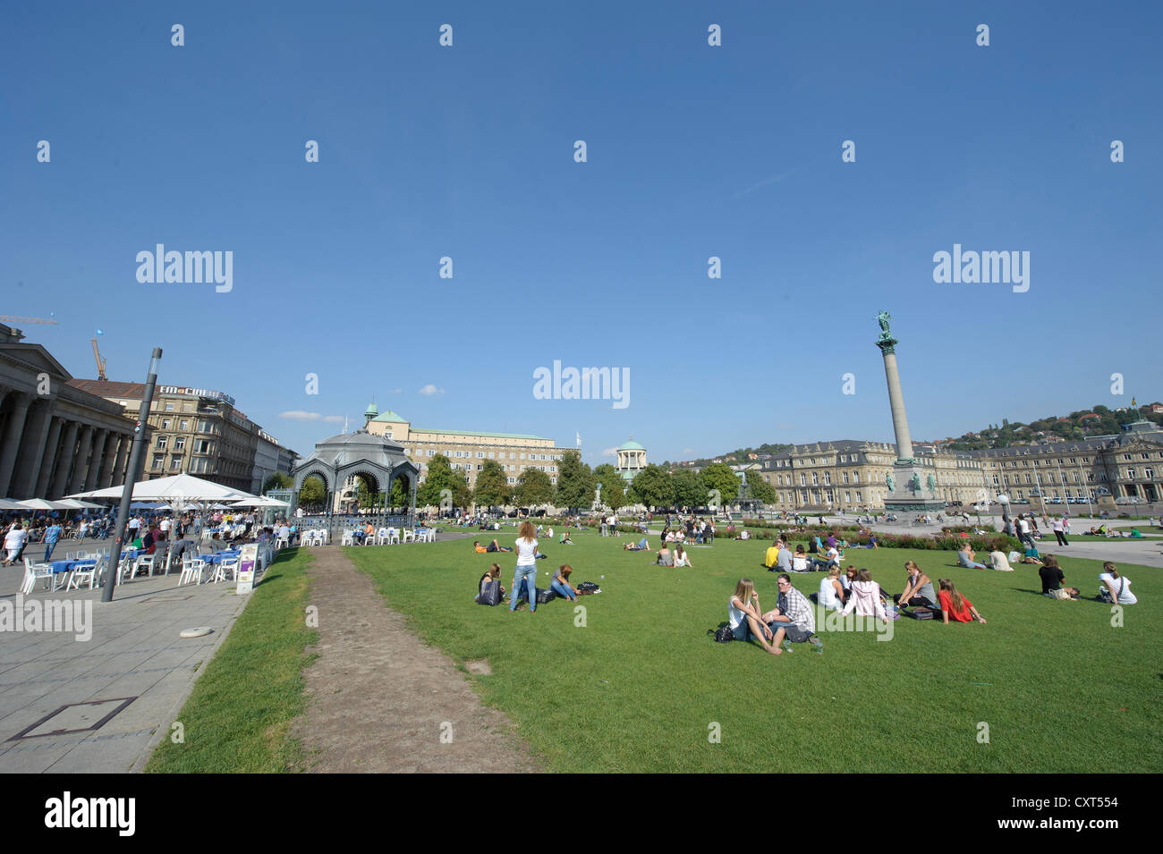 La gente sulla Schlossplatz square, con i trenta metri di altezza di colonna Jubilaeumssaeule, Stoccarda, Baden-Wuerttemberg, Germania, Europa Foto Stock
