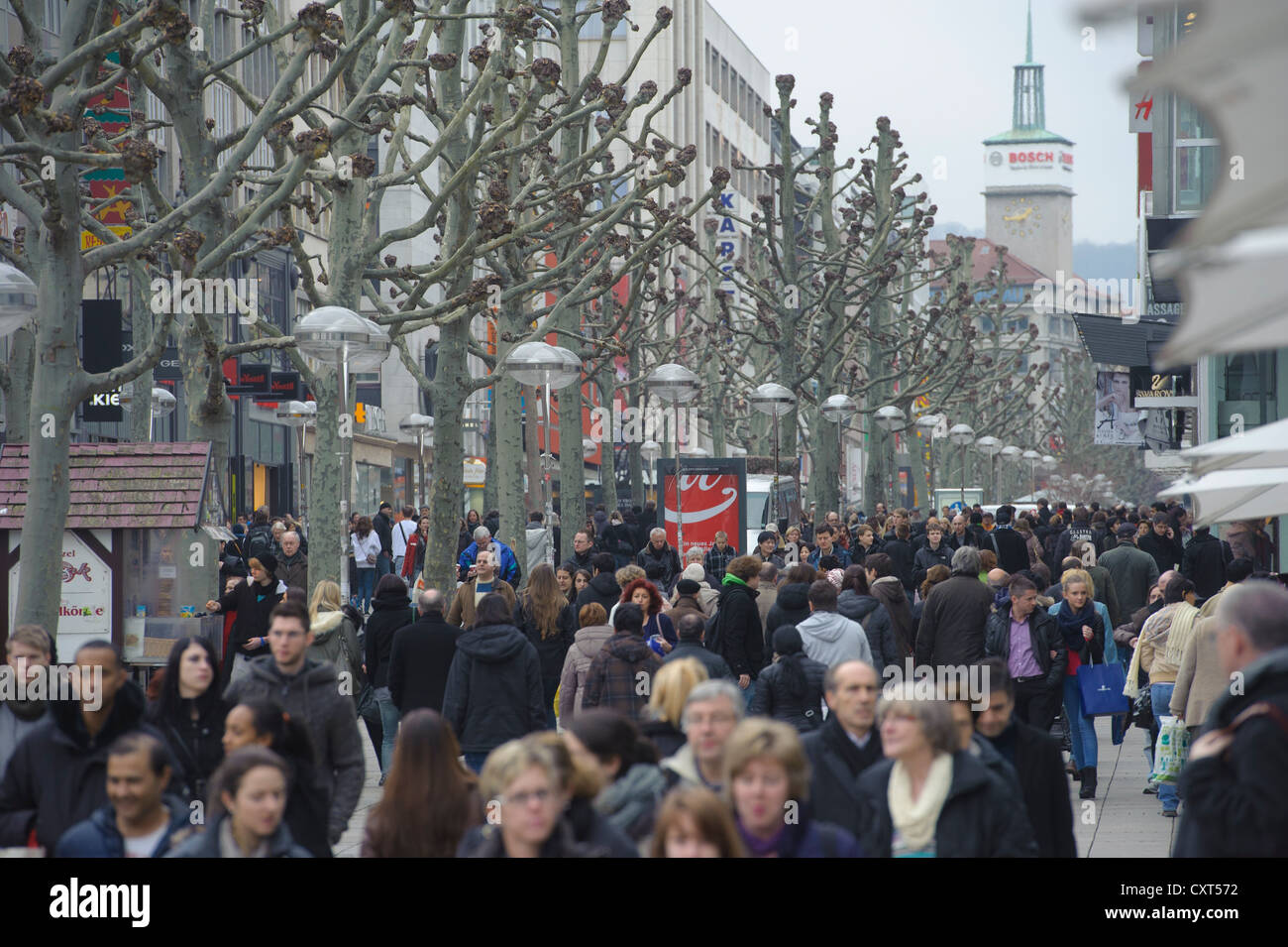 La folla su Koenigstrasse street, il primo giorno lavorativo dopo il Natale, Stoccarda, Baden-Wuerttemberg, Germania, Europa Foto Stock