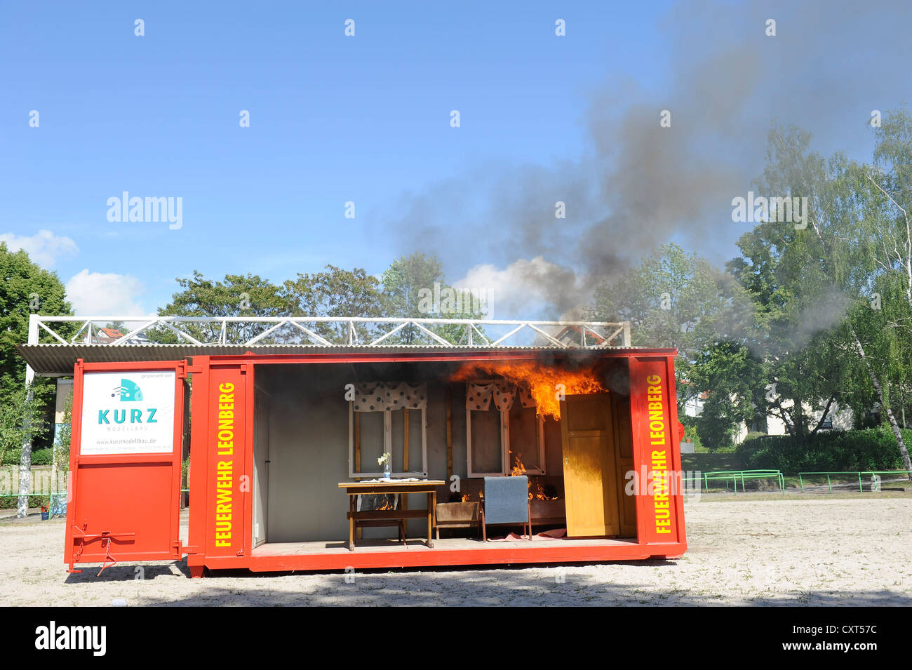 Dimostrazione di un incendio in camera in un incendio-contenitore a Feuerwehr Leonberg vigili del fuoco, Baden-Wuerttemberg, Germania, Europa Foto Stock