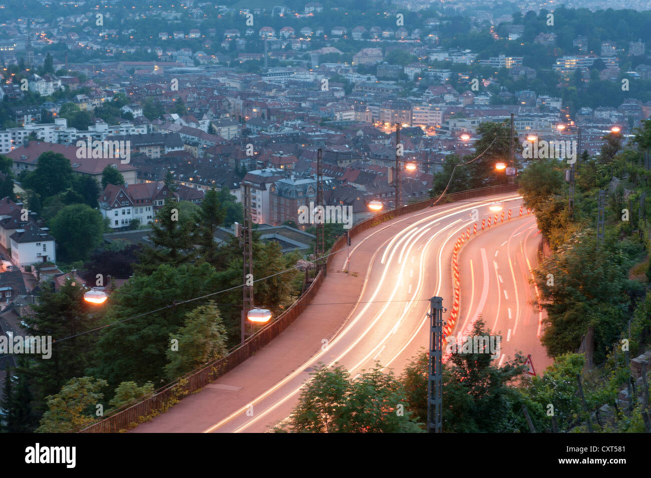 Neue Weinsteige trimestre, B27 road, crepuscolo, la sera presto, Vigna davanti, a Stoccarda, Baden-Wuerttemberg, Germania, Europa Foto Stock