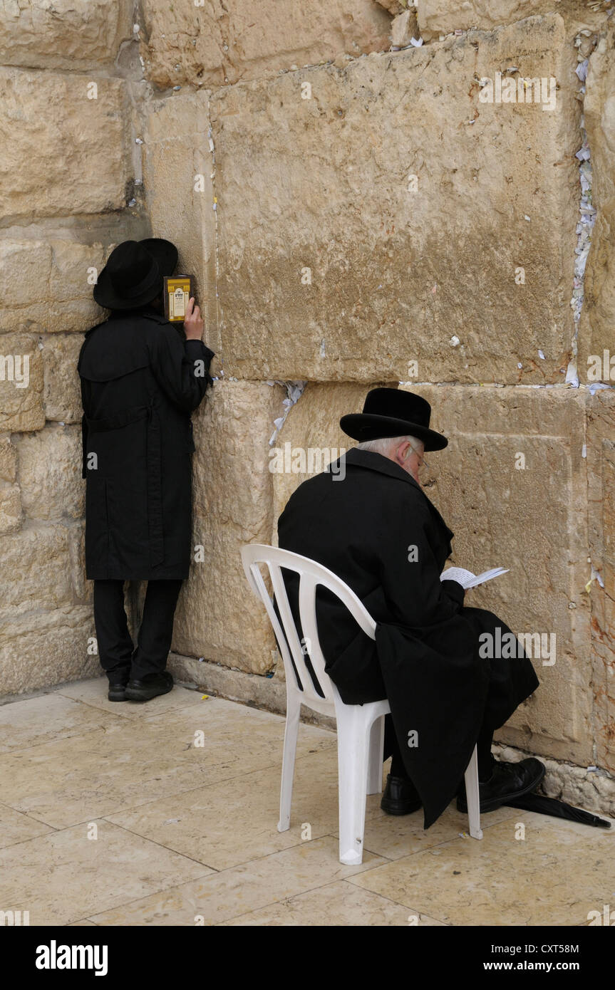 Gli ebrei ortodossi pregano, Muro occidentale o Muro del Pianto, Gerusalemme, Israele, Medio Oriente Foto Stock