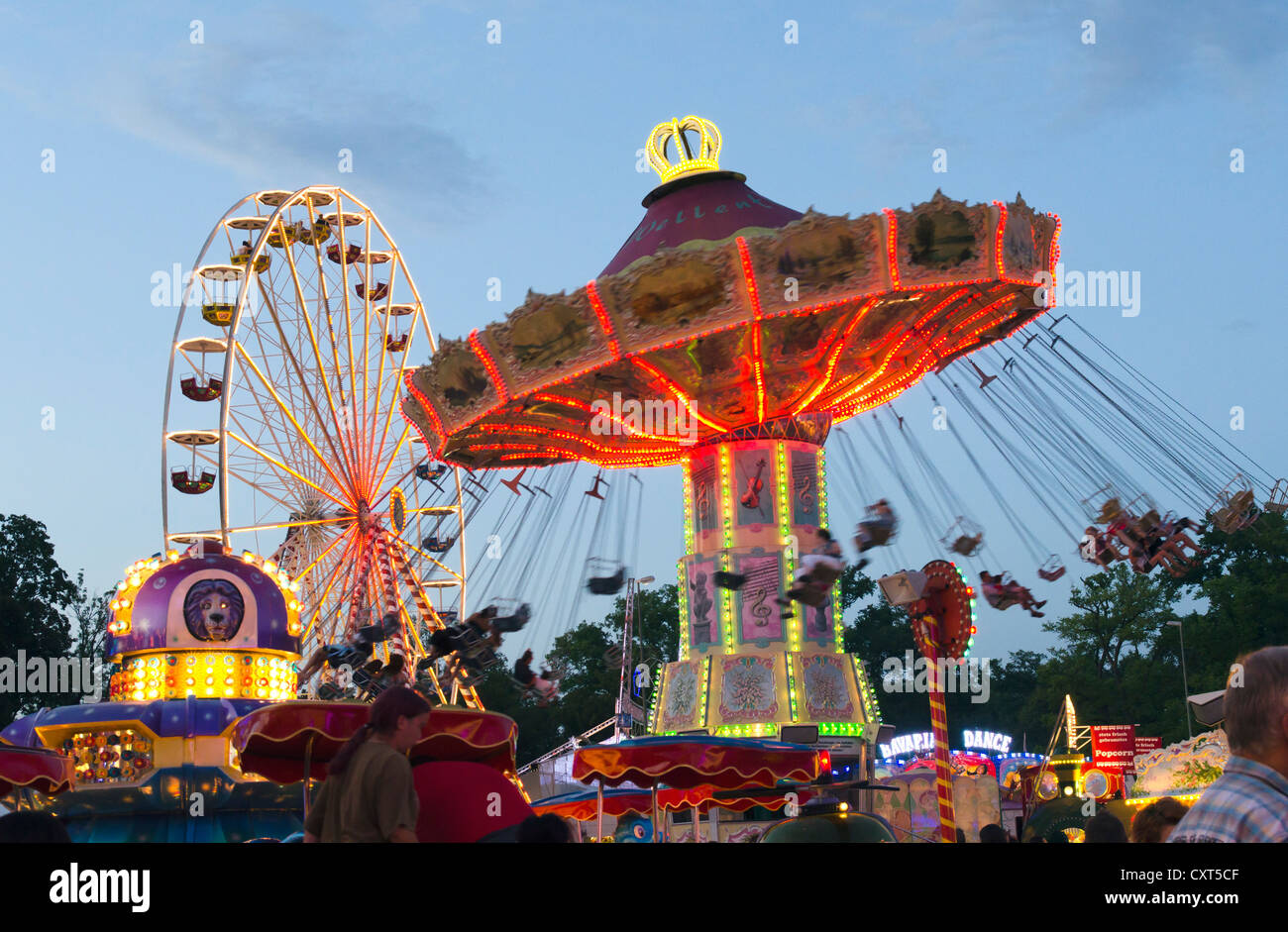 Swing e a carosello ruota panoramica Ferris a Dult fiera del divertimento, Landshut, Baviera, Germania, Europa Foto Stock