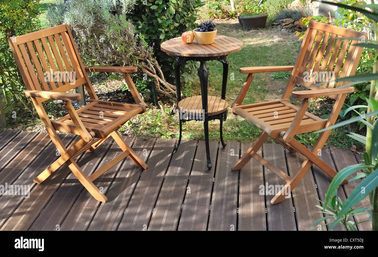 Mobili da giardino sulla terrazza in legno Foto Stock
