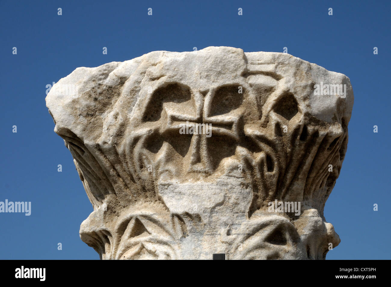 Capitale di una colonna corinzio con una croce, CESAREA, Israele, Medio Oriente Foto Stock