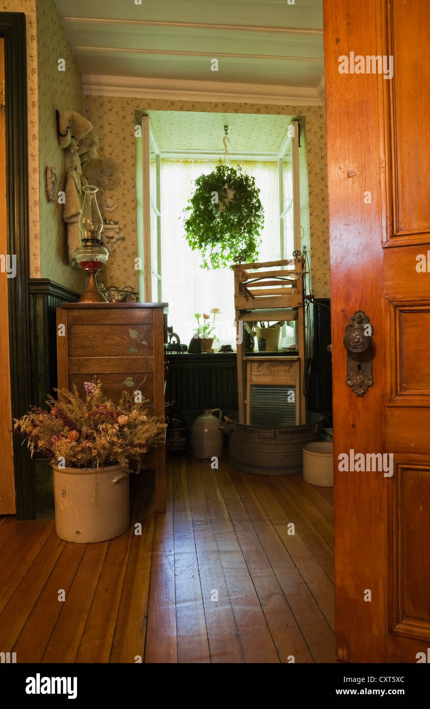 Vista parziale di un bagno con arredi antichi in un vecchio Canadiana in stile cottage in pietra di cava casa residenziale, 1740 circa, Foto Stock