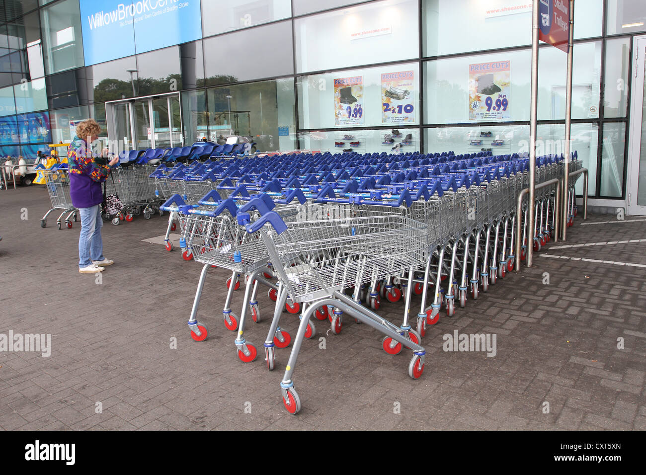 Tesco carrelli della spesa al di fuori del loro negozio in Bradley Stoke, Bristol, Inghilterra, Regno Unito Foto Stock