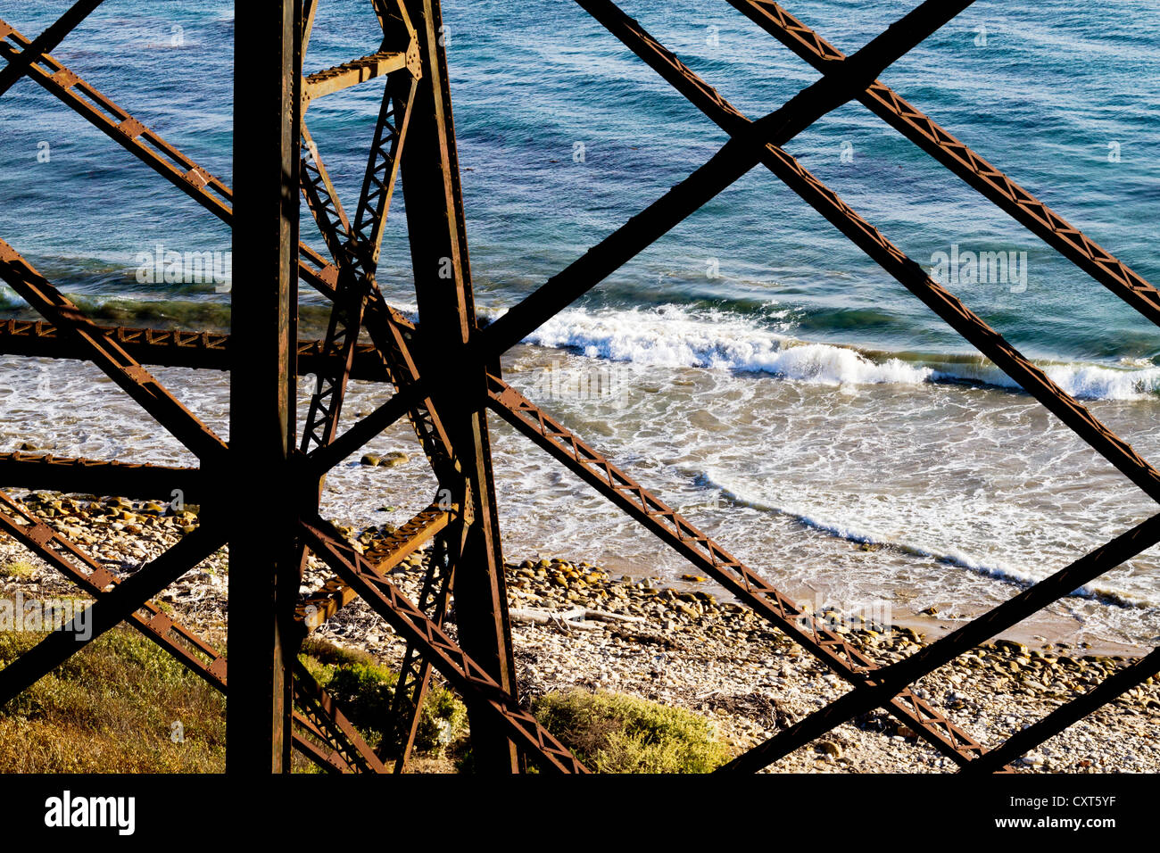 Le travi in acciaio supportano un traliccio ferroviario al di sopra di una spiaggia a ovest di Santa Barbara, California Foto Stock