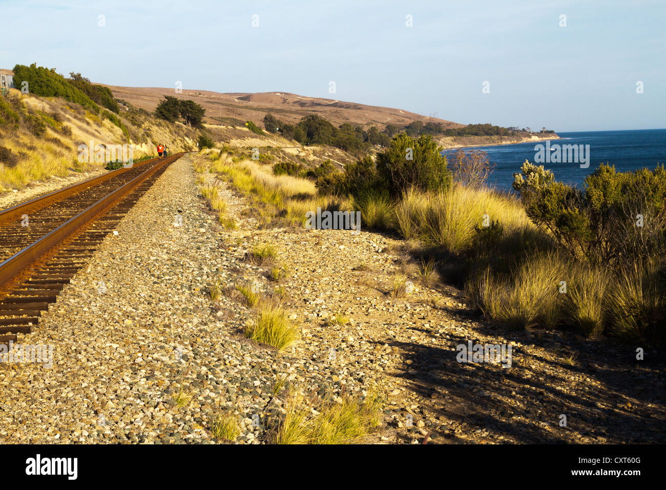 Un paio di passeggiate su una ferrovia via lungo la costa ovest di Santa Barbara, California Foto Stock