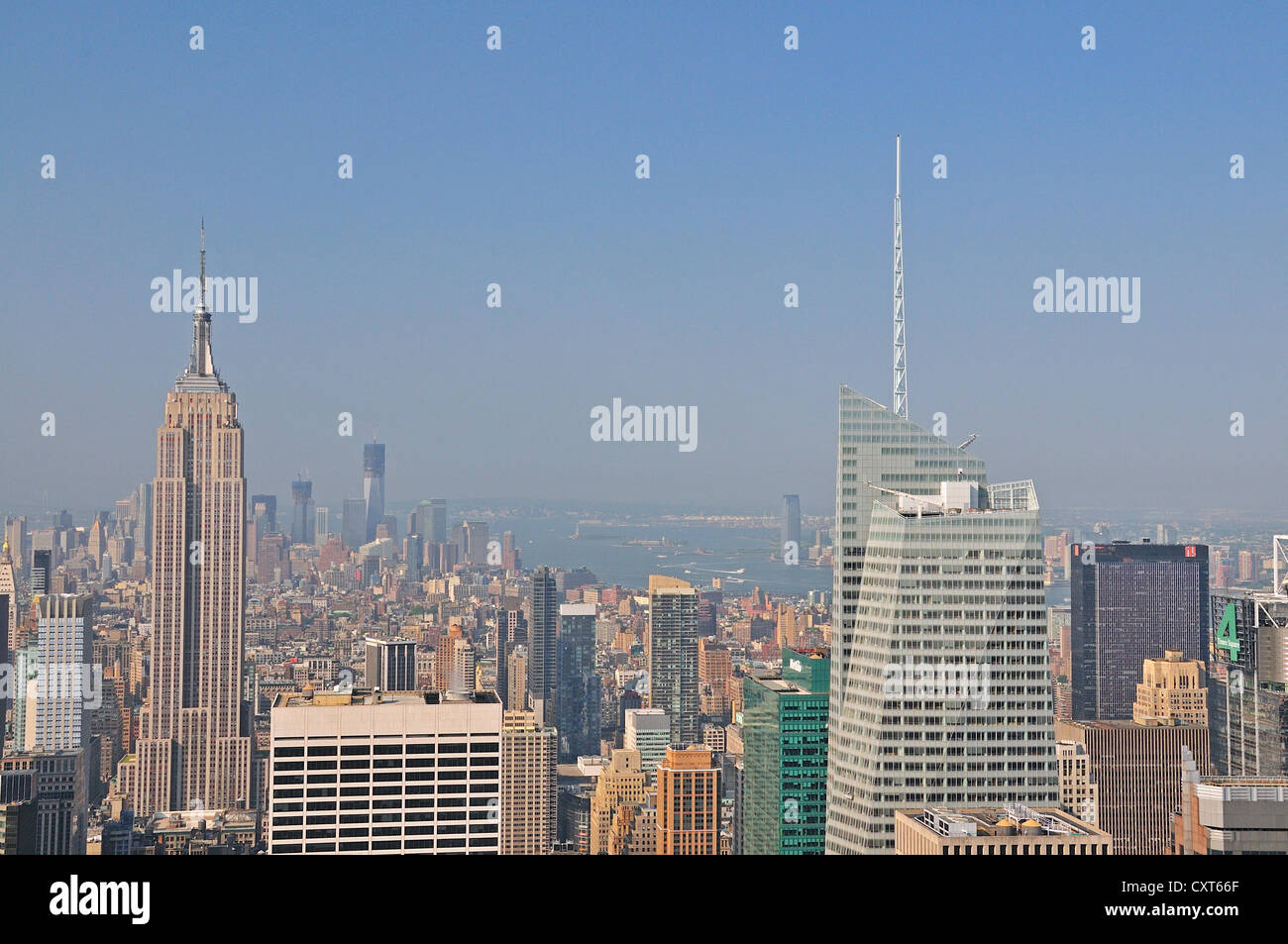 Vista dal ponte di osservazione 'Top del Rock' al Rockefeller Center verso il centro di Manhattan, Empire State Building Foto Stock