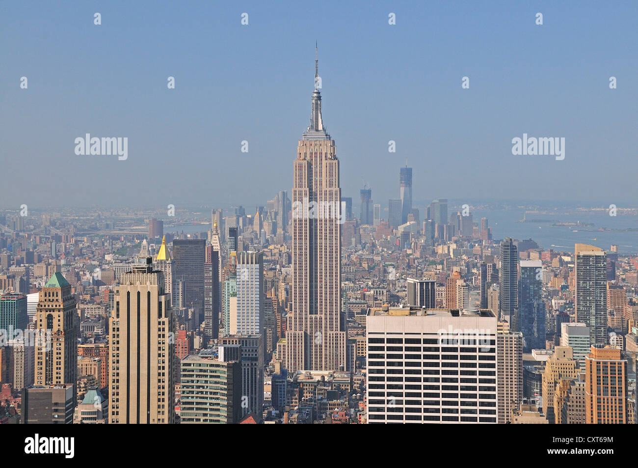 Vista dal ponte di osservazione 'Top del Rock' al Rockefeller Center all'Empire State Building e il centro di Manhattan Foto Stock