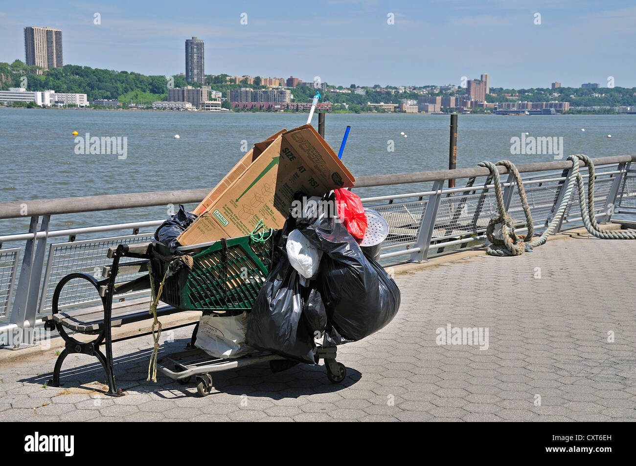 Effetti personali di una persona senza dimora, carrello di shopping presso il fiume Hudson, Manhattan, New York City, Stati Uniti d'America, America del Nord, America Foto Stock