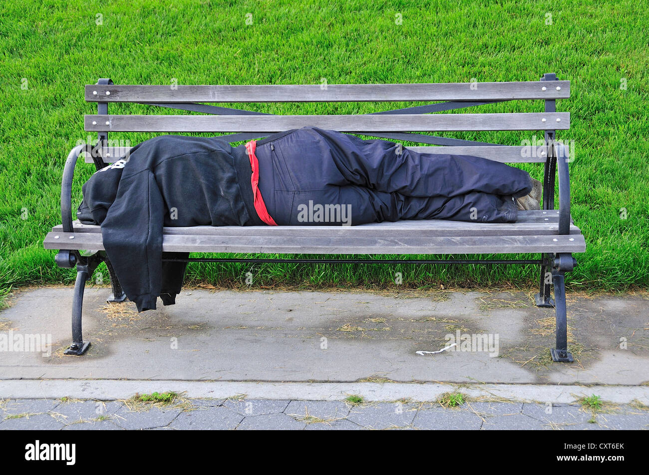 Donna senzatetto addormentato su una panchina nel parco, Manhattan, New York City, Stati Uniti d'America, America del Nord, America, PublicGround Foto Stock