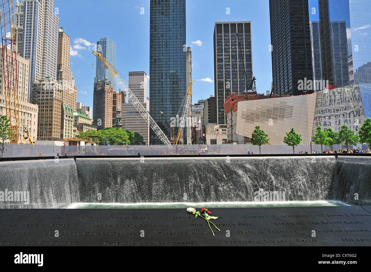 World Trade Center memorial, bacino meridionale, i nomi delle vittime sono incisi su un nastro di bronzo che circondano i bacini Foto Stock