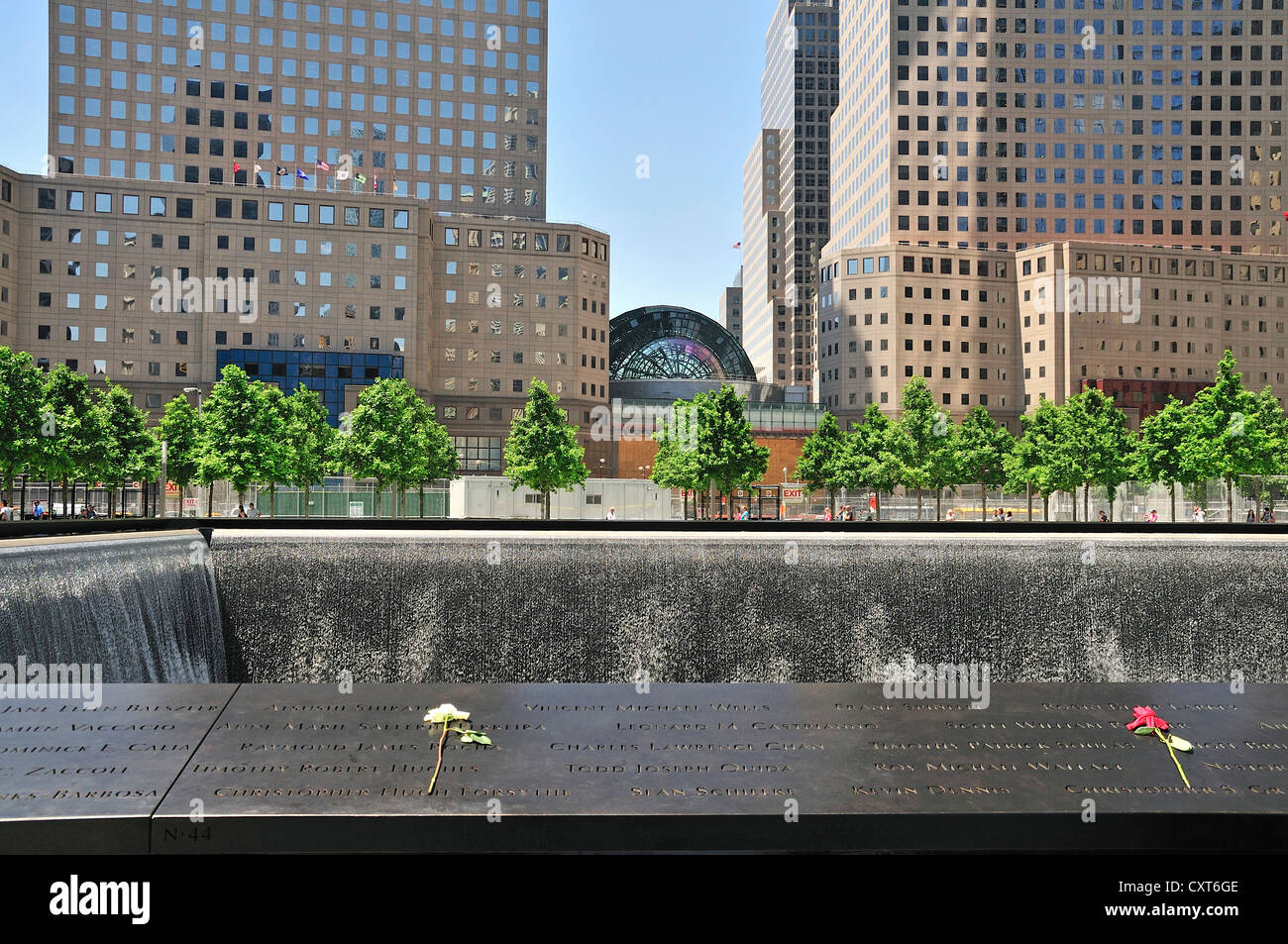 World Trade Center memorial, bacino meridionale, i nomi delle vittime sono incisi su un nastro di bronzo che circondano i bacini Foto Stock