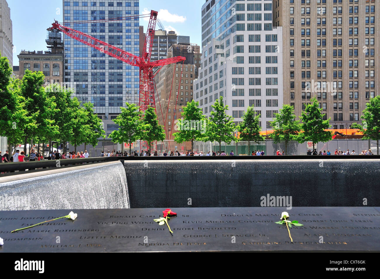World Trade Center memorial, bacino meridionale, i nomi delle vittime sono incisi su un nastro di bronzo che circondano i bacini Foto Stock
