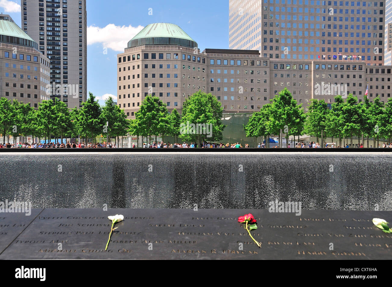 World Trade Center memorial, bacino meridionale, i nomi delle vittime sono incisi su un nastro di bronzo che circondano i bacini Foto Stock