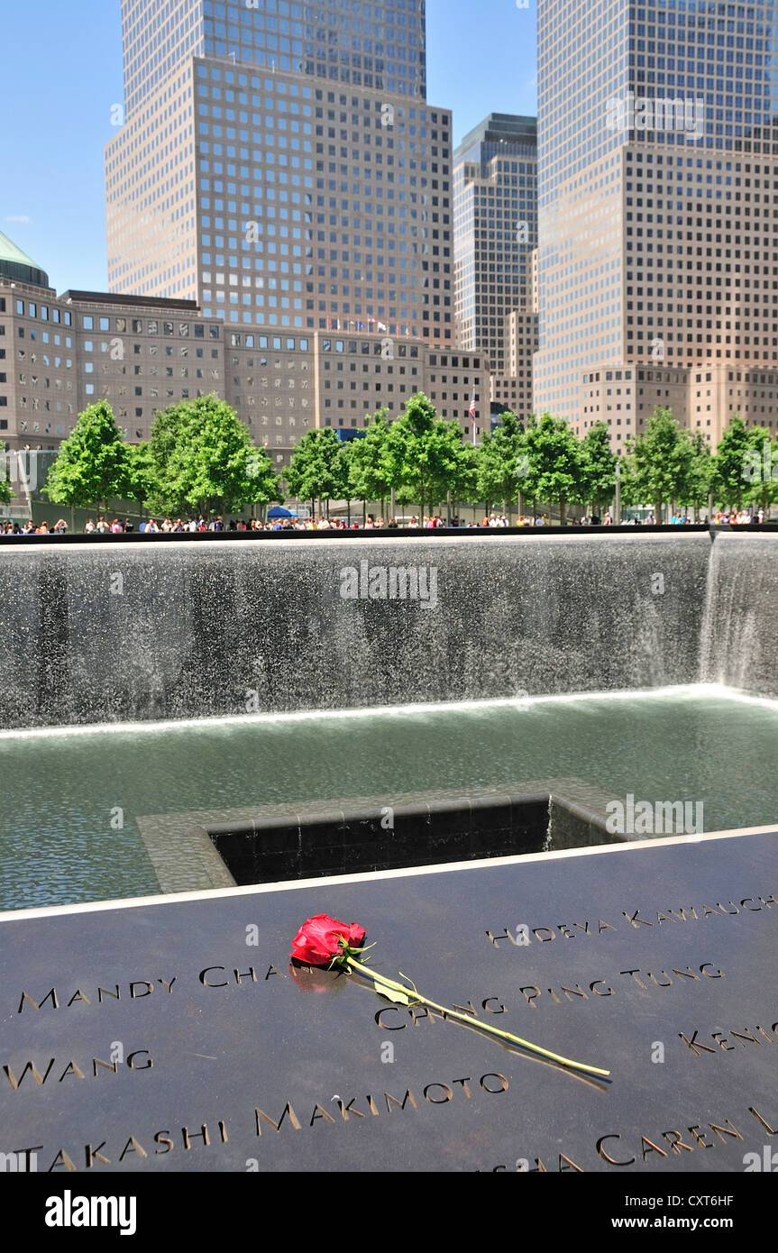 World Trade Center memorial, bacino meridionale, i nomi delle vittime sono incisi su un nastro di bronzo che circondano i bacini Foto Stock