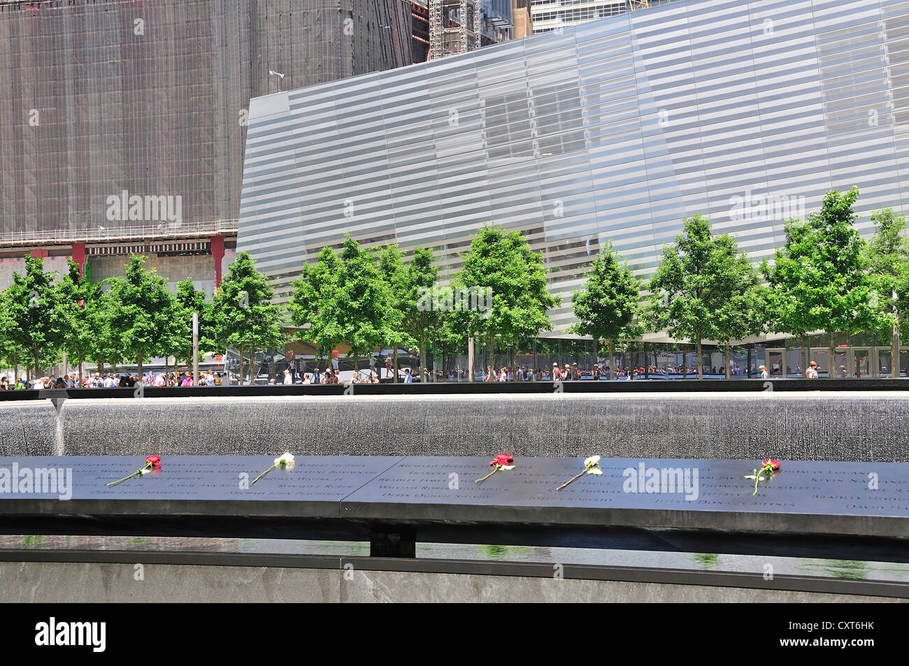 World Trade Center memorial, bacino meridionale, i nomi delle vittime sono incisi su un nastro di bronzo che circondano i bacini Foto Stock
