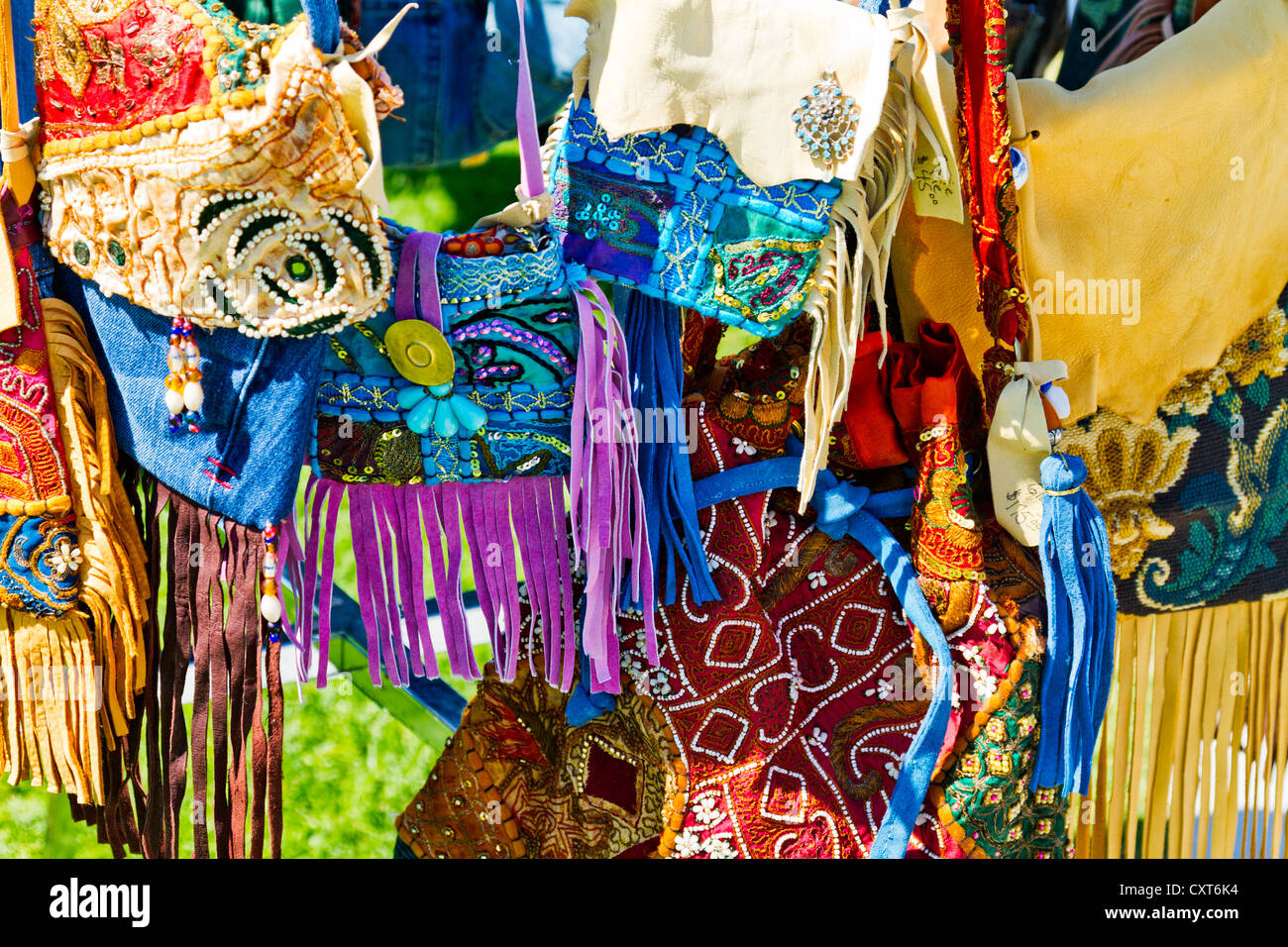 Sacchetti colorati visualizzati in corrispondenza di arti e mestieri show. Foto Stock