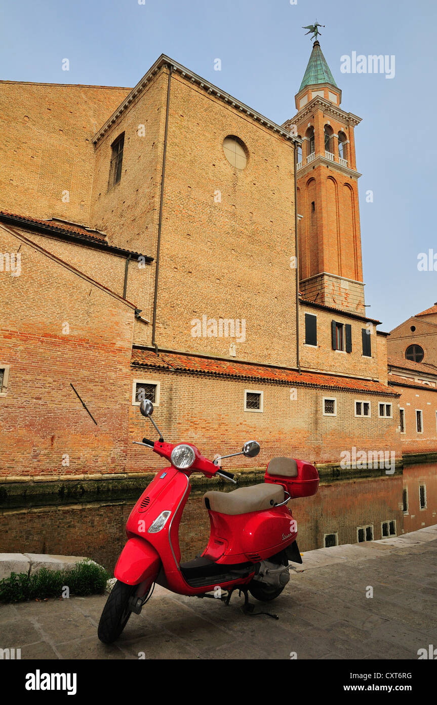 Red Vespa scooter parcheggiato di fronte alla cattedrale, Chioggia, Veneto, Italia, Europa Foto Stock