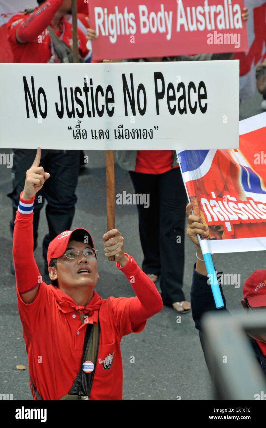 Banner 'No giustizia, nessuna pace', Thaksin Shinawatra sostenitore dimostrando a Bangkok, Thailandia, Asia PublicGround Foto Stock