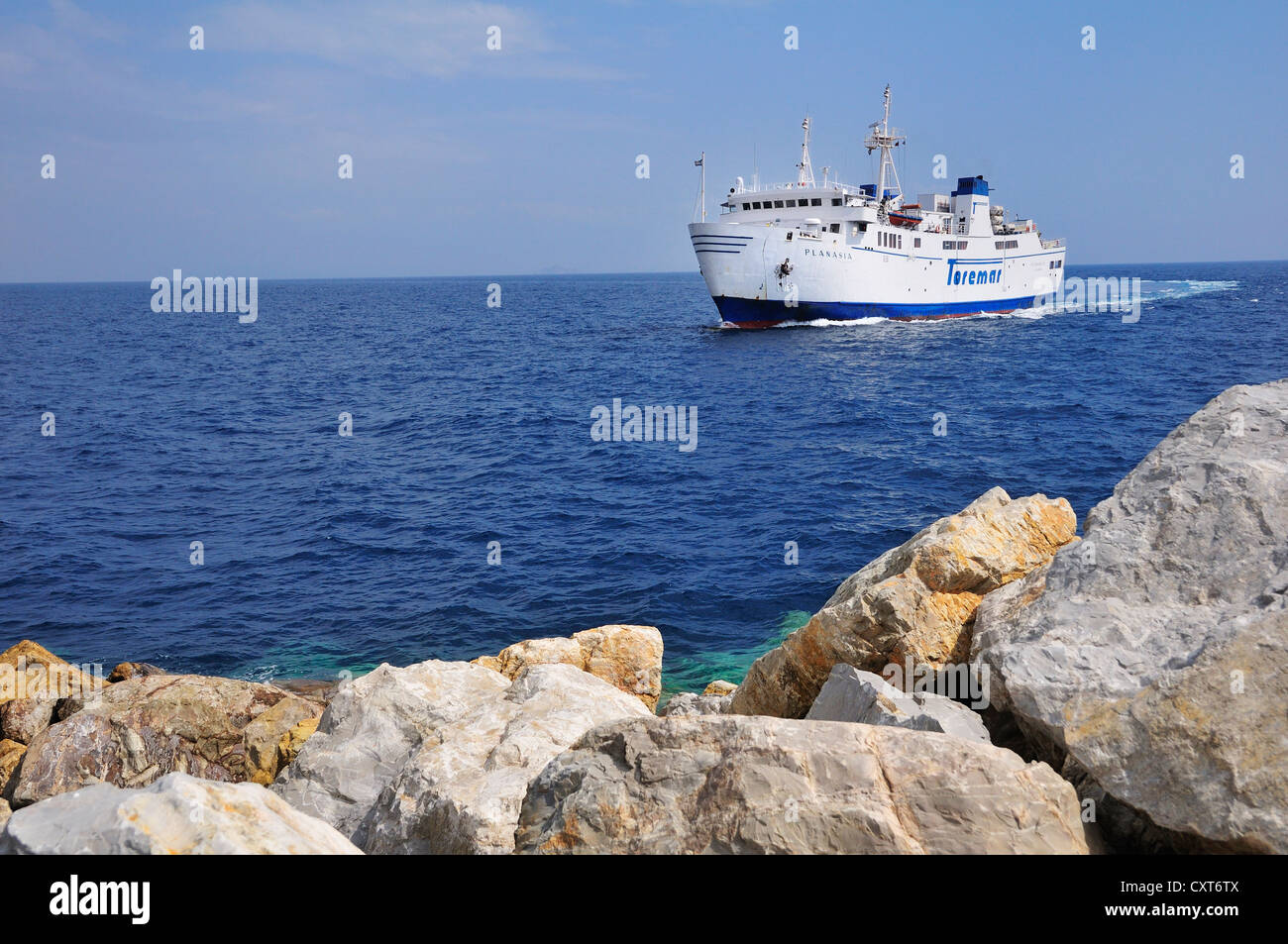 Traghetti Toremar sulle rocce del porto ingresso, Rio Marina, Isola d'Elba, Toscana, Italia, Europa Foto Stock