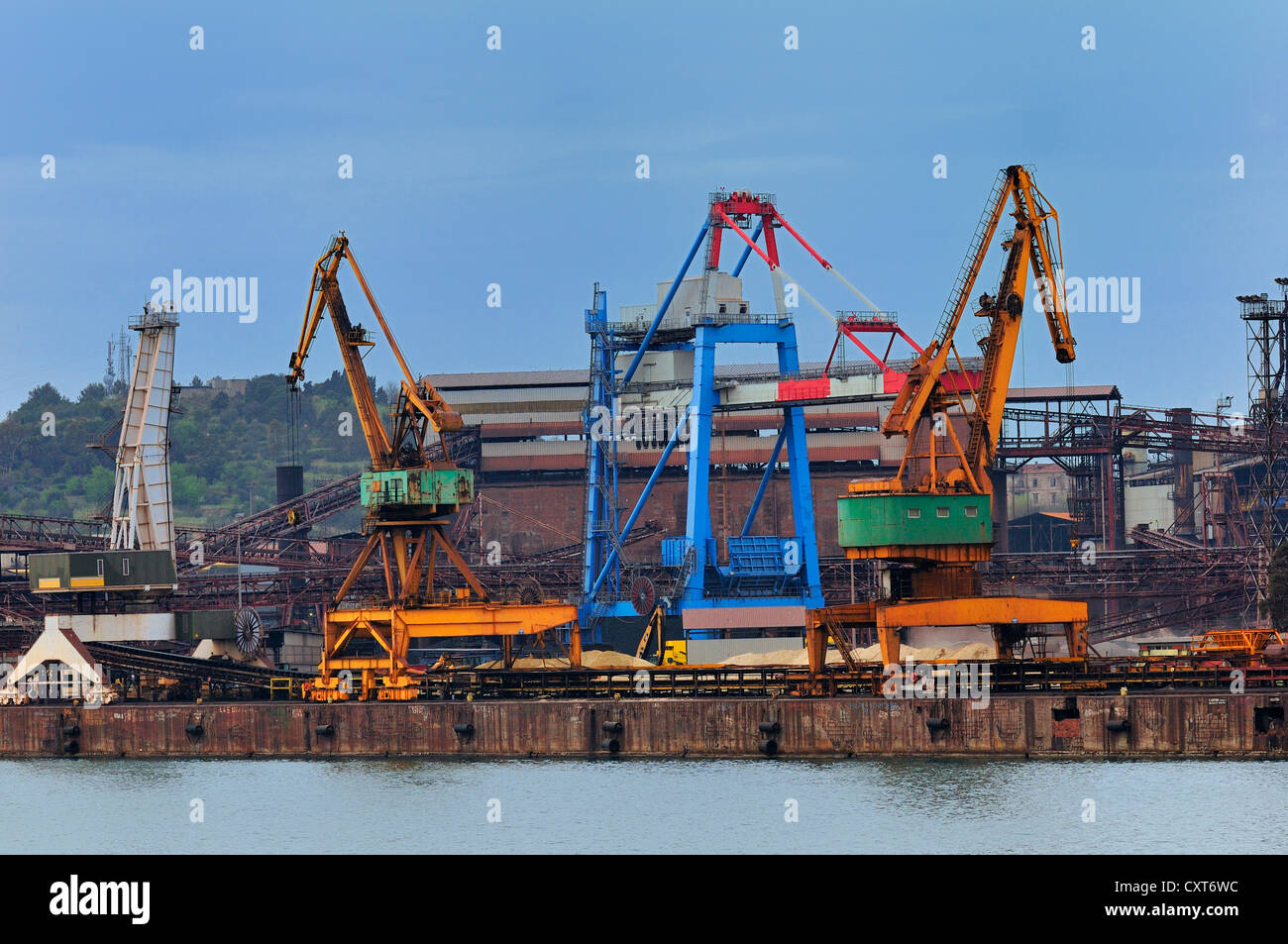 Gru nel porto di Piombino, Toscana, Italia, Europa Foto Stock