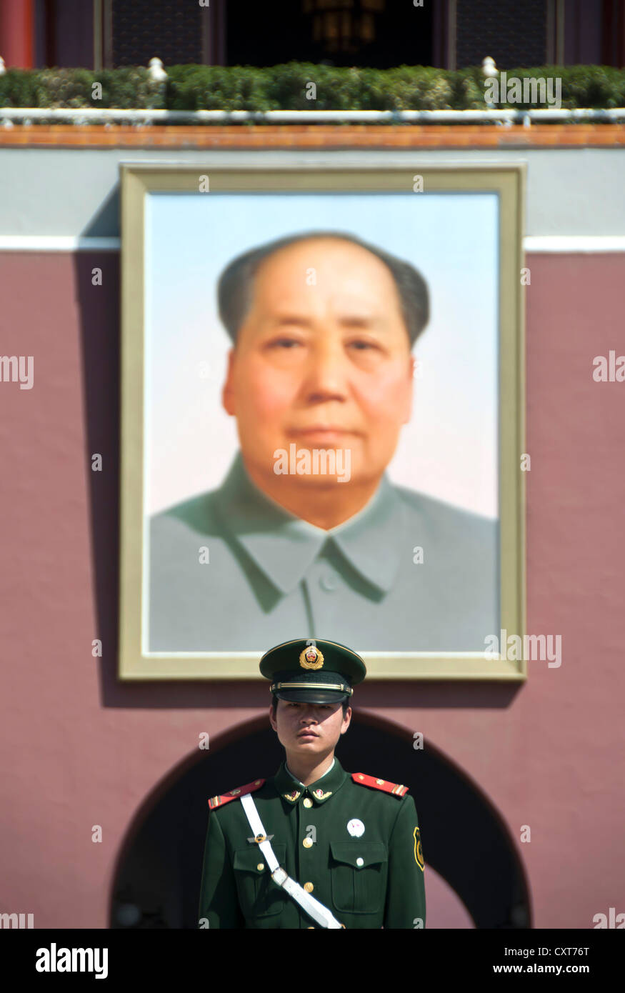 Ritratto di Mao e la protezione al di fuori del cancello di Tiananmen, Pechino Foto Stock