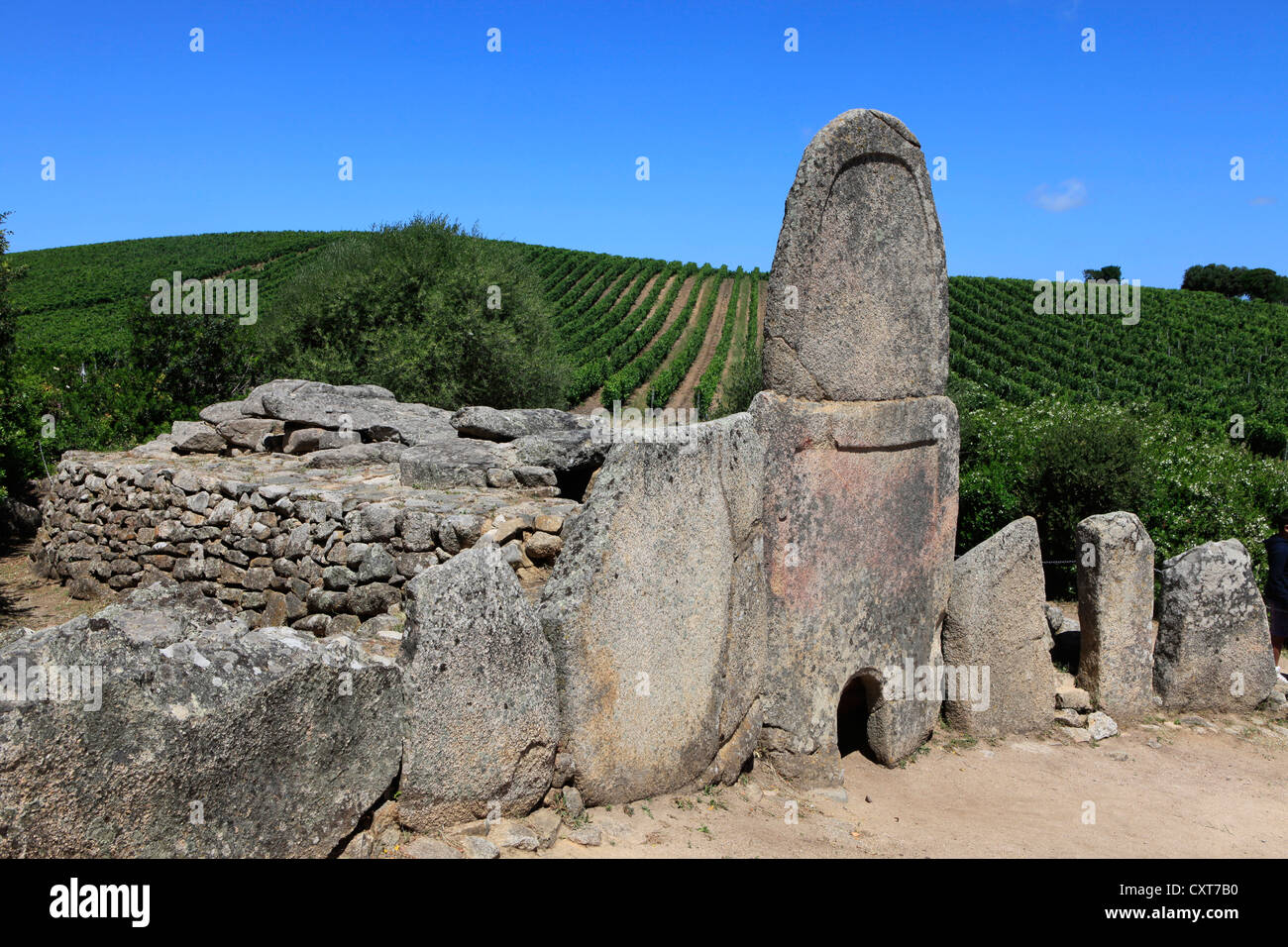 Tomba dei Giganti di Coddu Vecchiu, Arzachena, tomba dei giganti di un sardo galleria megalitico tomba costruita da i nuragici Foto Stock