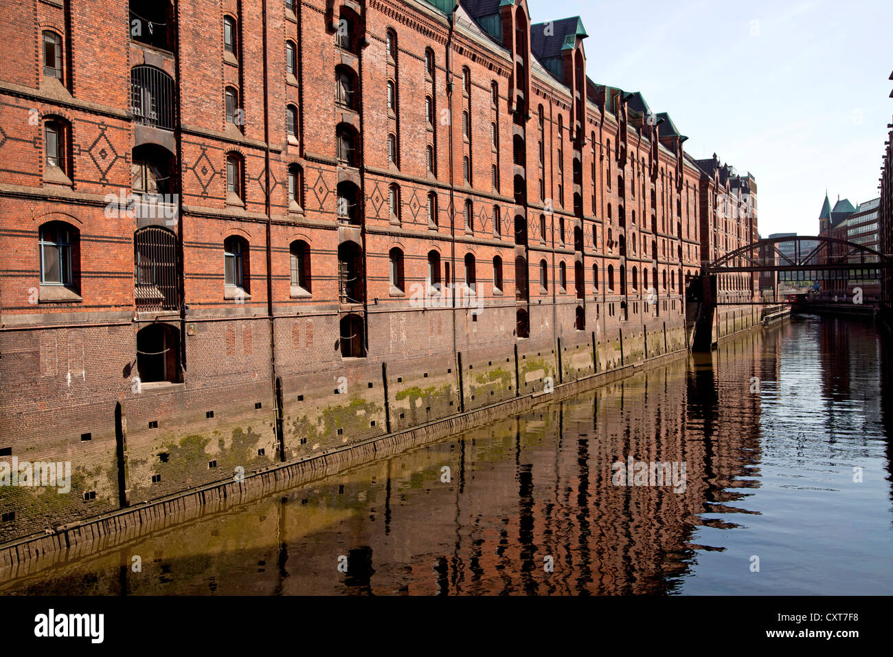 Depositi e di un canale nel quartiere Speicherstadt, Città Libera e Anseatica di Amburgo Foto Stock