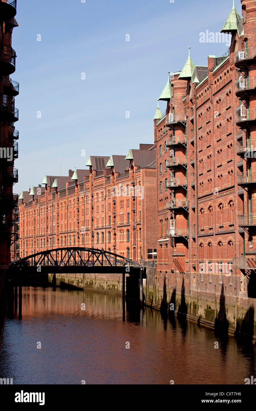 Depositi e di un canale nel quartiere Speicherstadt, Città Libera e Anseatica di Amburgo Foto Stock