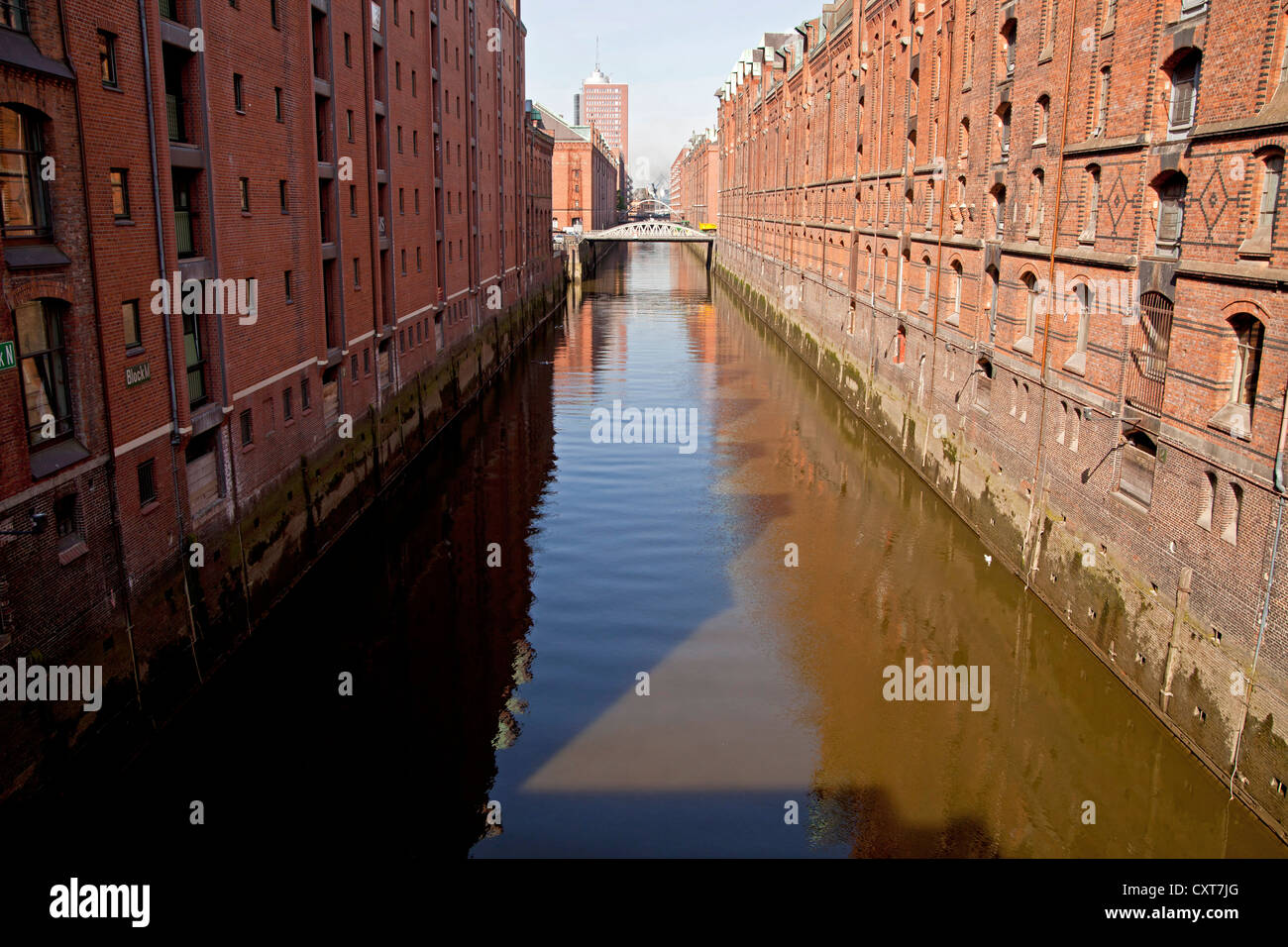 Depositi e di un canale nel quartiere Speicherstadt, Città Libera e Anseatica di Amburgo Foto Stock