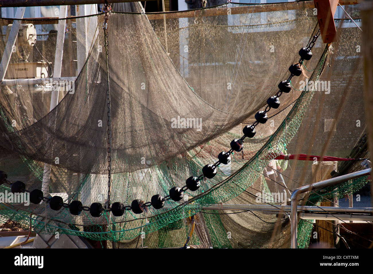 Al netto di una barca da pesca appesa ad asciugare nel vecchio porto da pesca di Neuharlingersiel, Frisia orientale, Bassa Sassonia, Germania Foto Stock