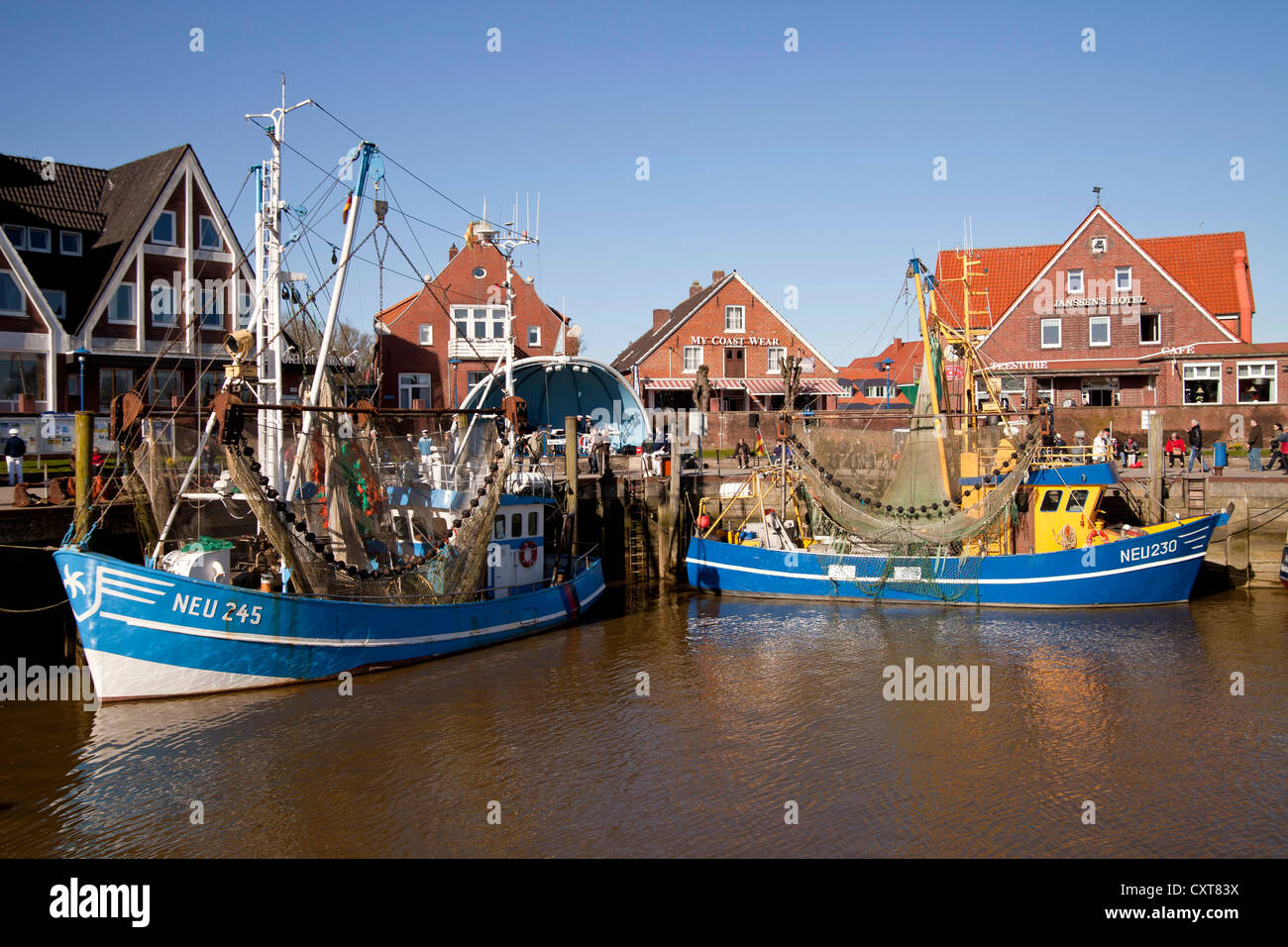 Barche da pesca e gamberetti nel vecchio porto da pesca di Neuharlingersiel, Frisia orientale, Bassa Sassonia, Germania Foto Stock