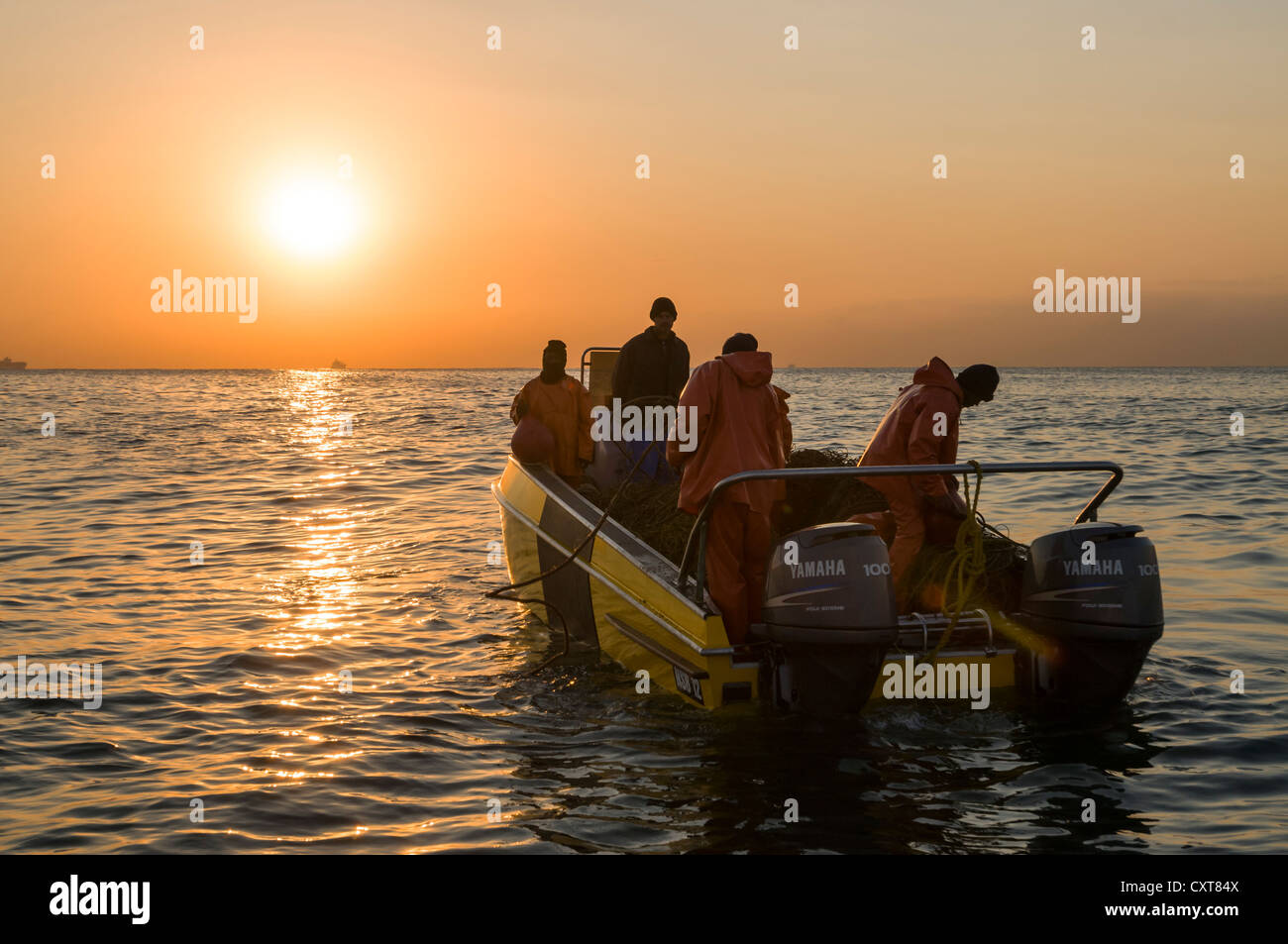 Team in una barca di reti di controllo proteggere la costa da squali, skyline, costa, Durban, KwaZulu-Natal, Sud Africa e Africa Foto Stock