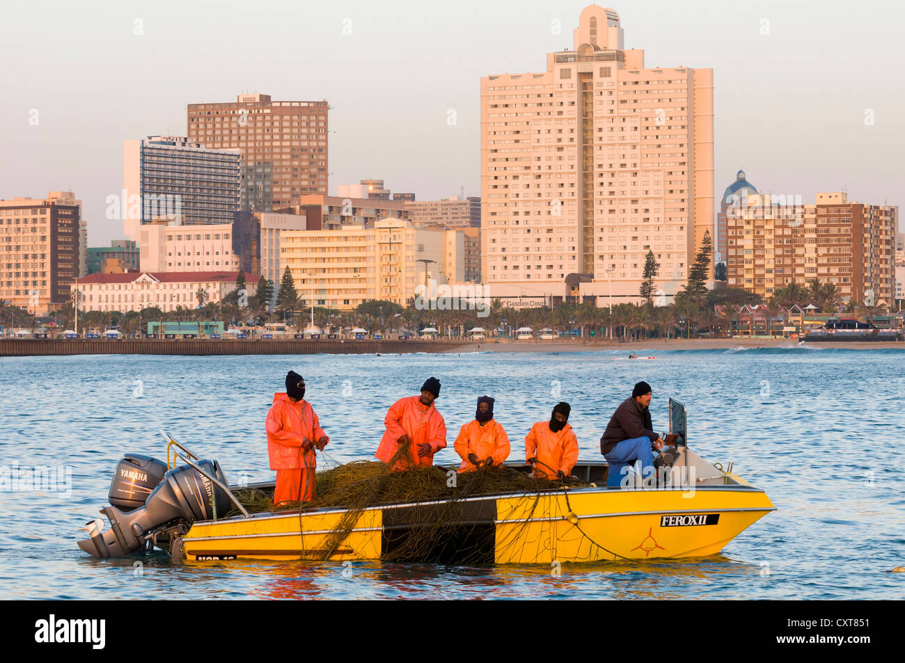 Team in una barca di reti di controllo proteggere la costa da squali, skyline, costa, Durban, KwaZulu-Natal, Sud Africa e Africa Foto Stock