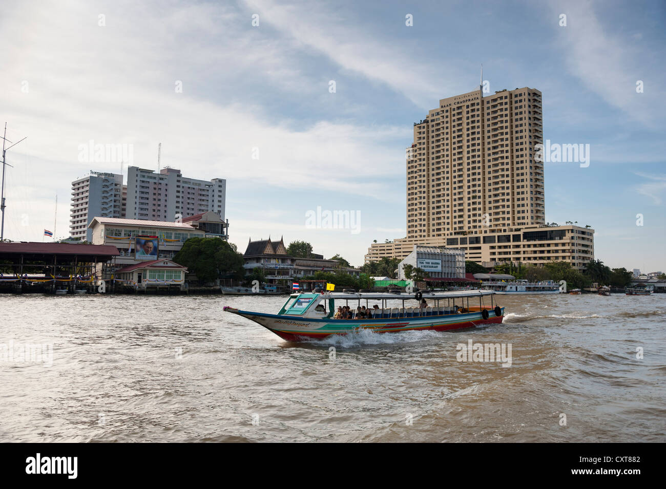 Barca sul Fiume Chao Phraya con vedute della città di Bangkok, Tailandia, Asia Foto Stock
