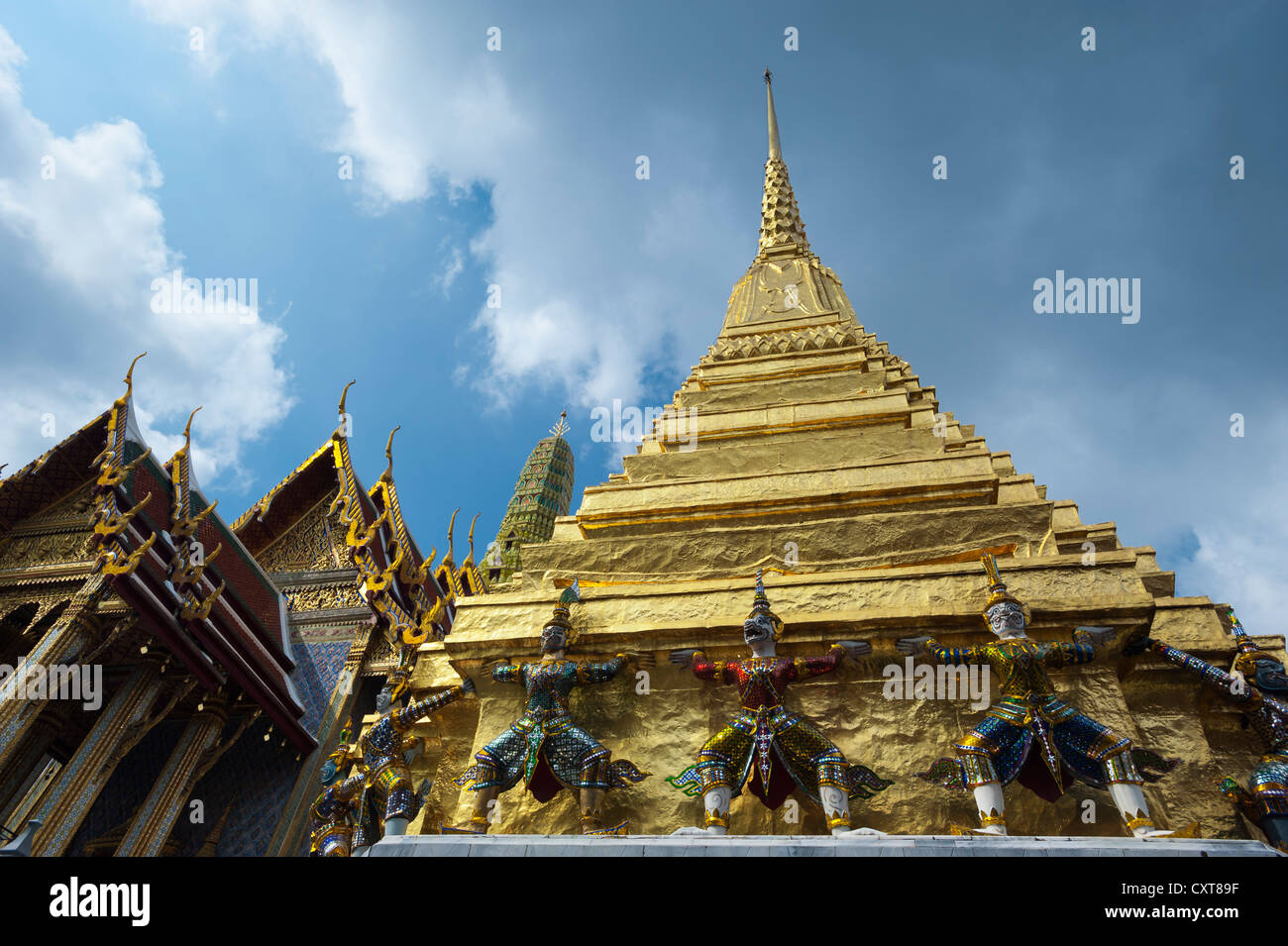 Caryatides su un golden chedi, demoniache figure, Wat Phra Kaeo o il Tempio del Budda di smeraldo e Gran Palazzo o Royal Palace Foto Stock