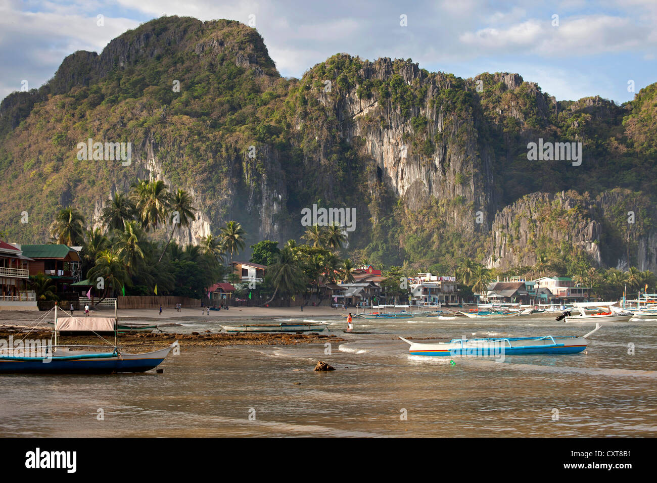 Outrigger barche sulla spiaggia di El Nido, una località turistica, PALAWAN FILIPPINE, Asia Foto Stock