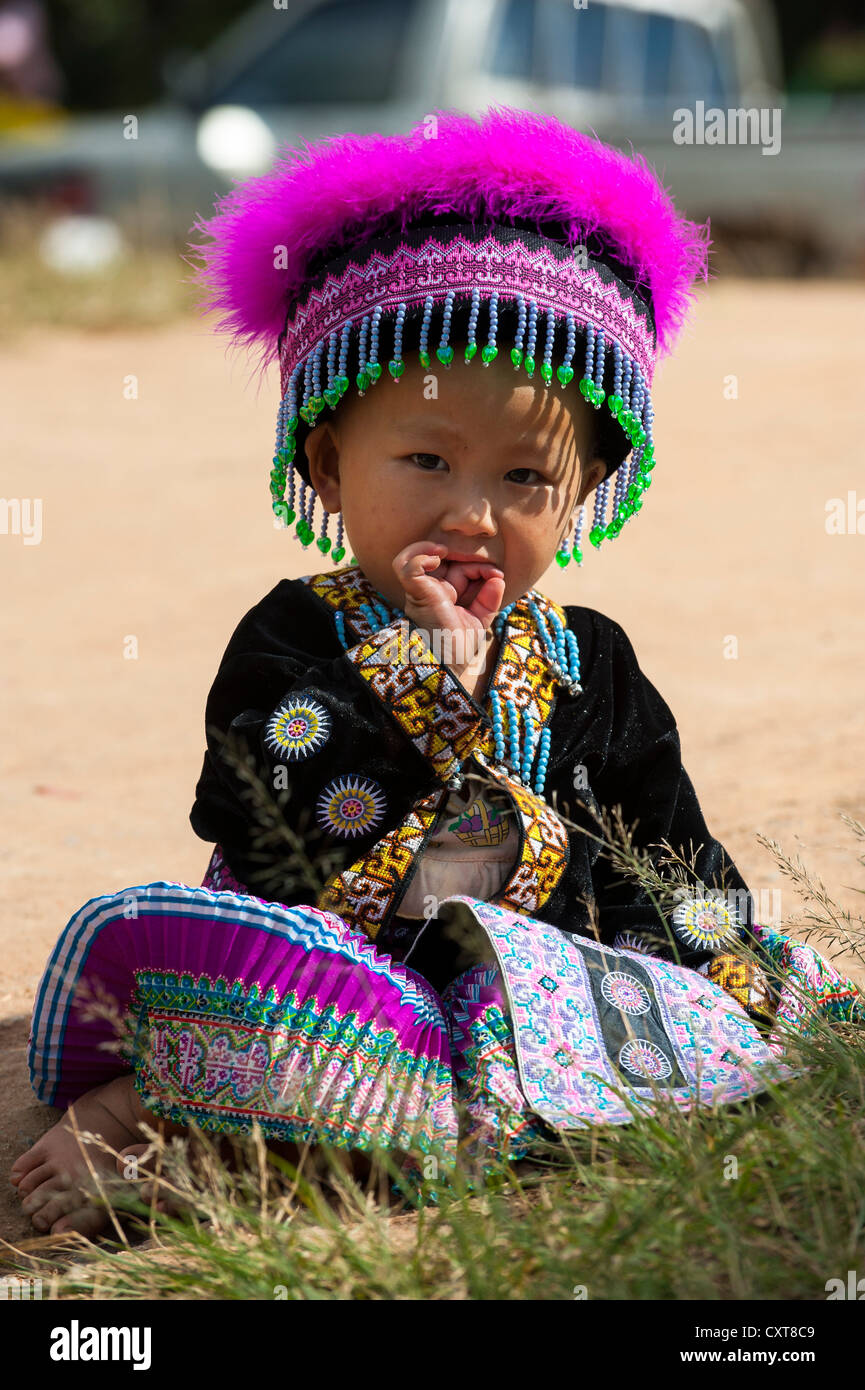 Piccola ragazza in un abito tradizionale, costume, Anno Nuovo festival, Hmong hill tribe, minoranza etnica, Chiang Mai provincia Foto Stock