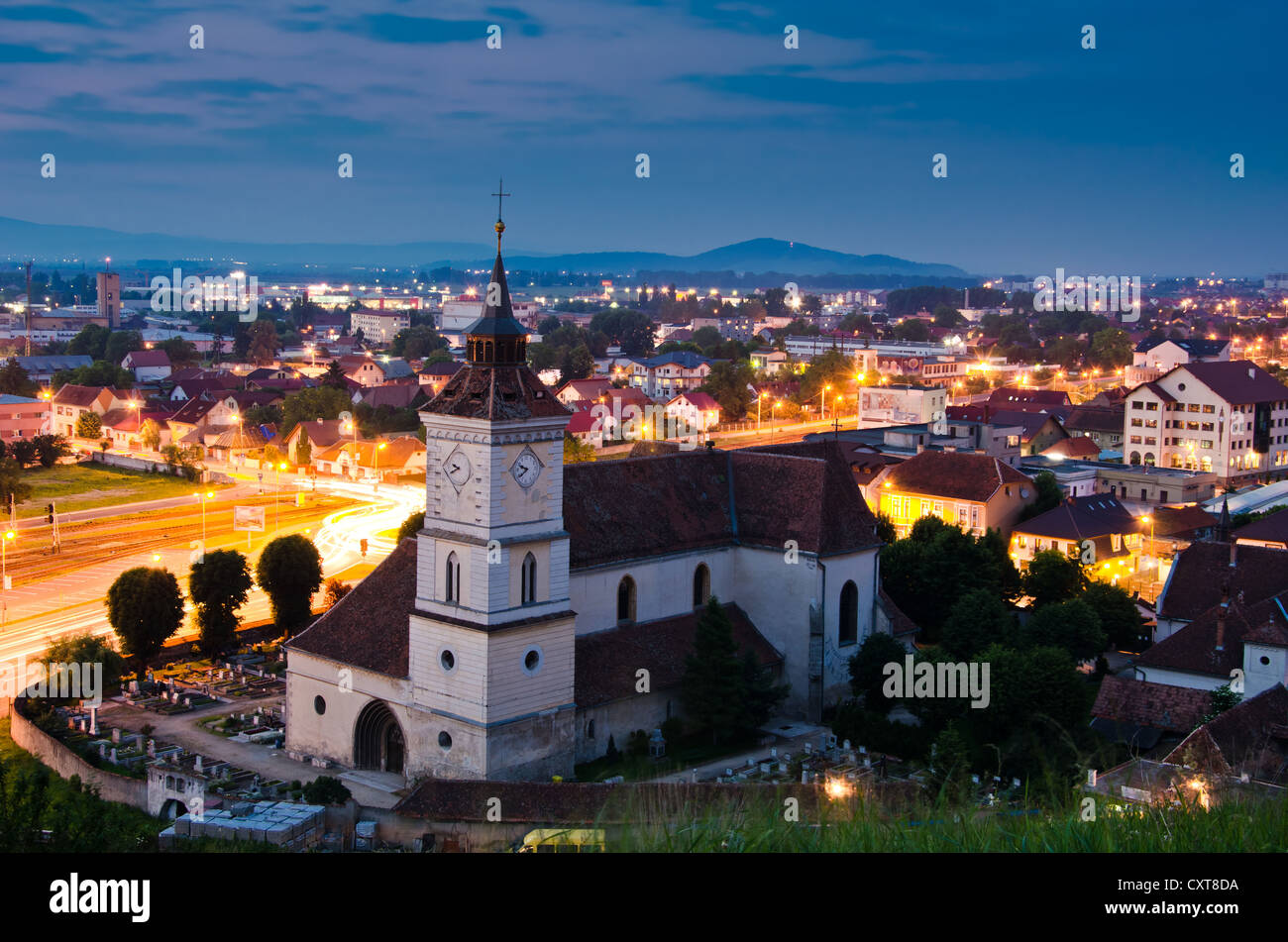 Il San Bartolomeo chiesa evangelica, la più antica costruzione in Brasov (costruito nel 1223) al tramonto Foto Stock