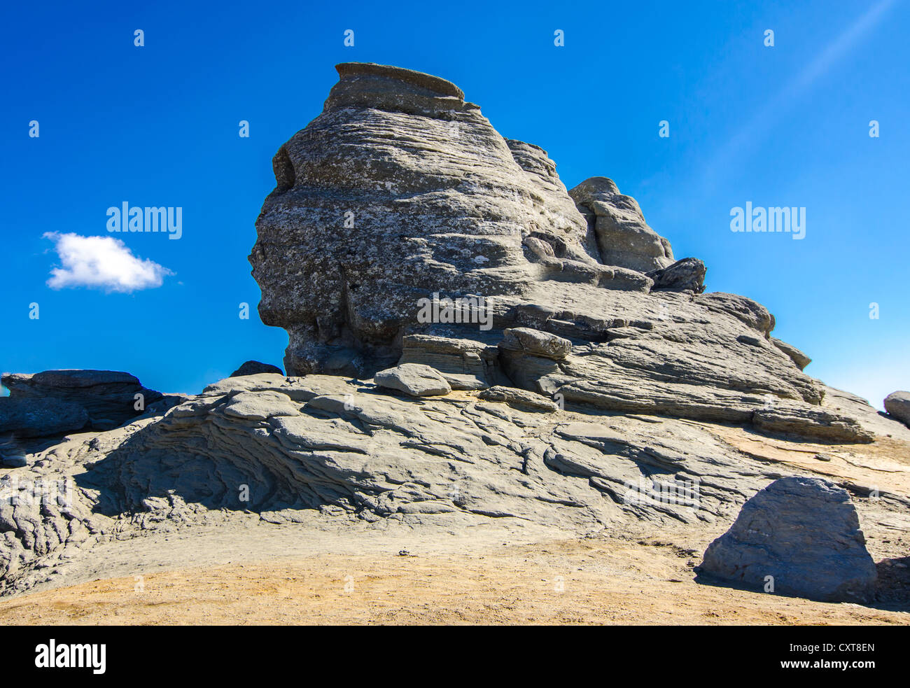 Vista della Sfinx, una naturale formazione di montagna nella forma di un volto umano meditando in Busteni, Romania Foto Stock