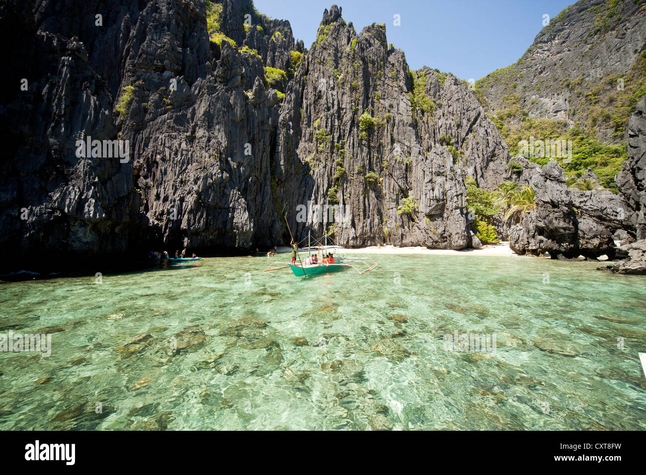 Barca dalla scogliera costa di Miniloc Island, El Nido, PALAWAN FILIPPINE, Asia Foto Stock