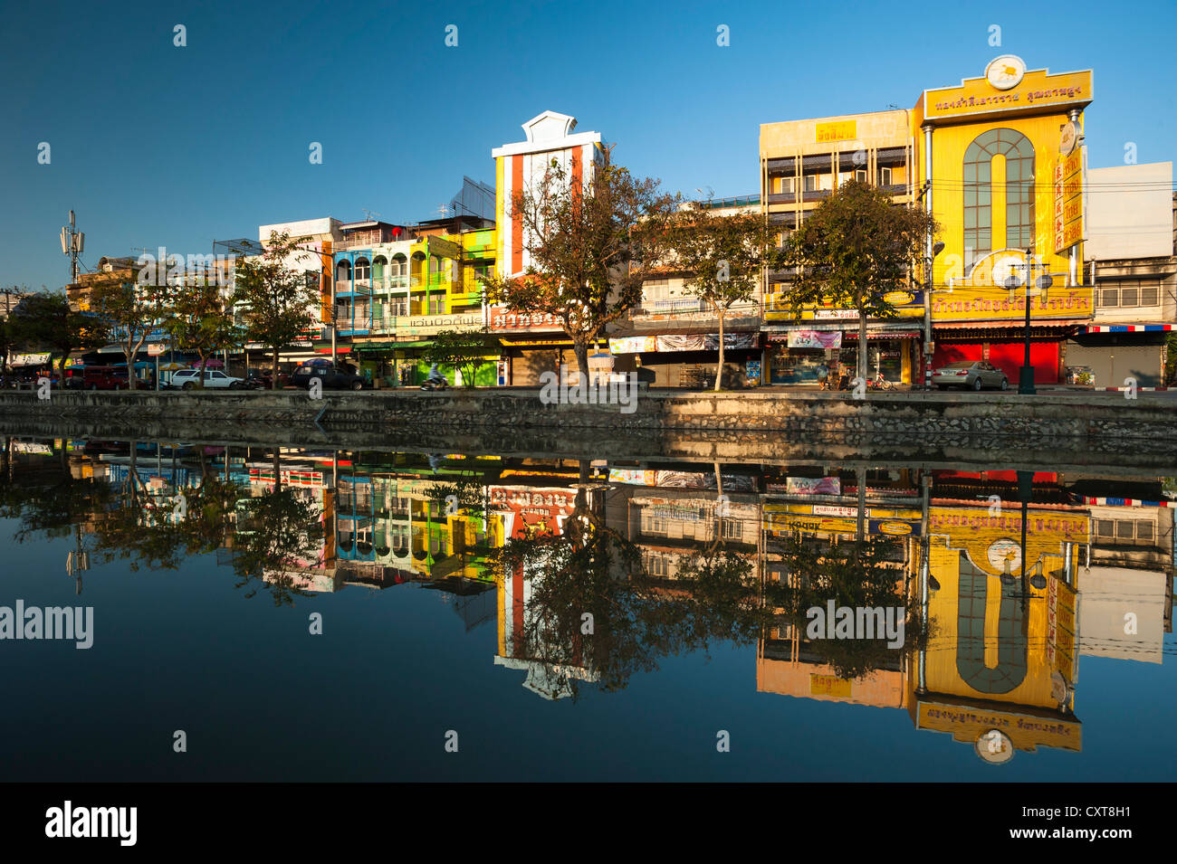 Street view si riflette in un fossato, Chiang Mai, Thailandia del Nord della Thailandia, Asia Foto Stock