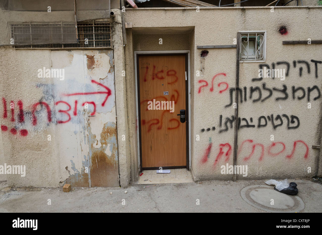 Killer e scappare i cani graffiti su una casa di Mea Shearim ebraico quartiere ortodosso. Gerusalemme. Israele. Foto Stock
