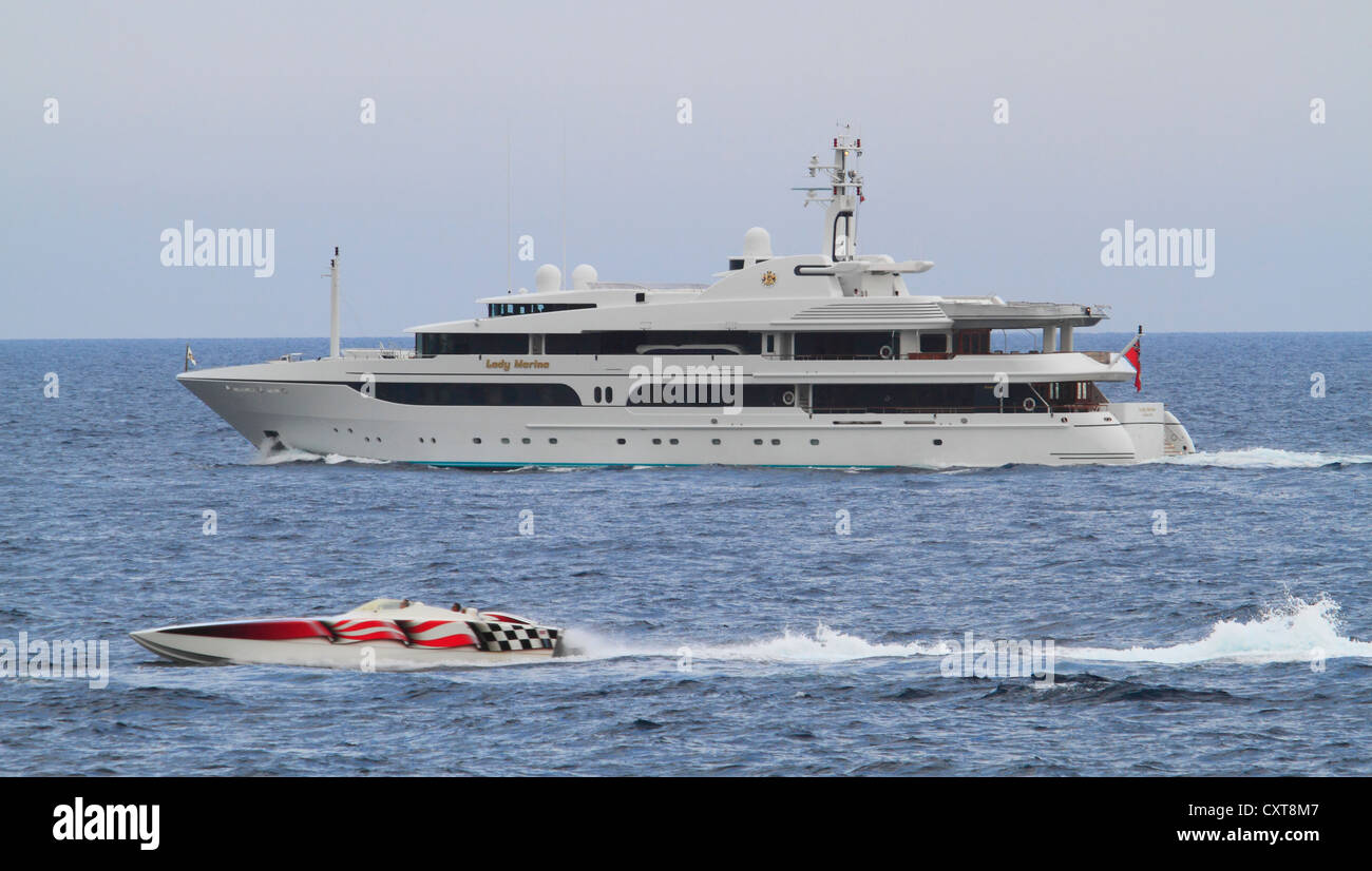 Signora Marina, un cruiser costruito da Feadship, lunghezza: 62.95 metri, costruito nel 1999, rischia di essere superato da una barca racing, Costa Azzurra Foto Stock