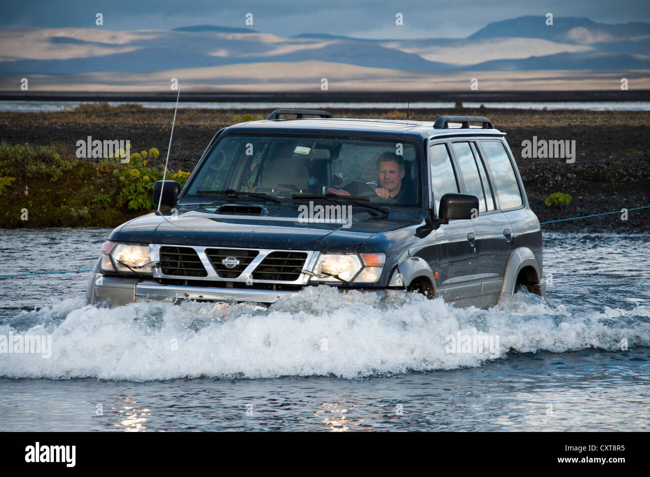 Jeep Varcando il fiume, Ford, Highlands, Islanda, Europa Foto Stock