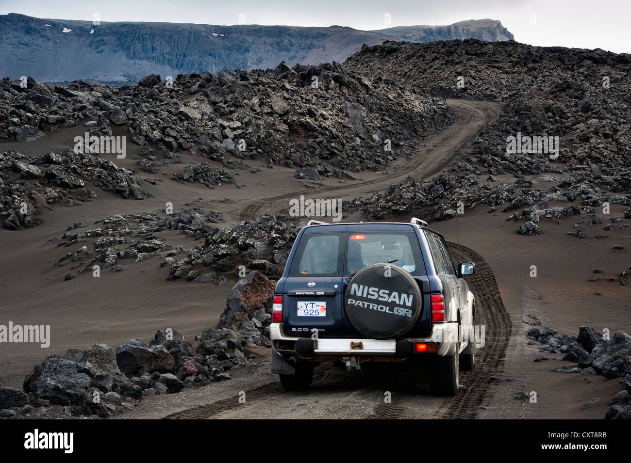 Jeep sull'altopiano di strada sterrata attraverso i campi di lava, highland, Islanda, Europa Foto Stock